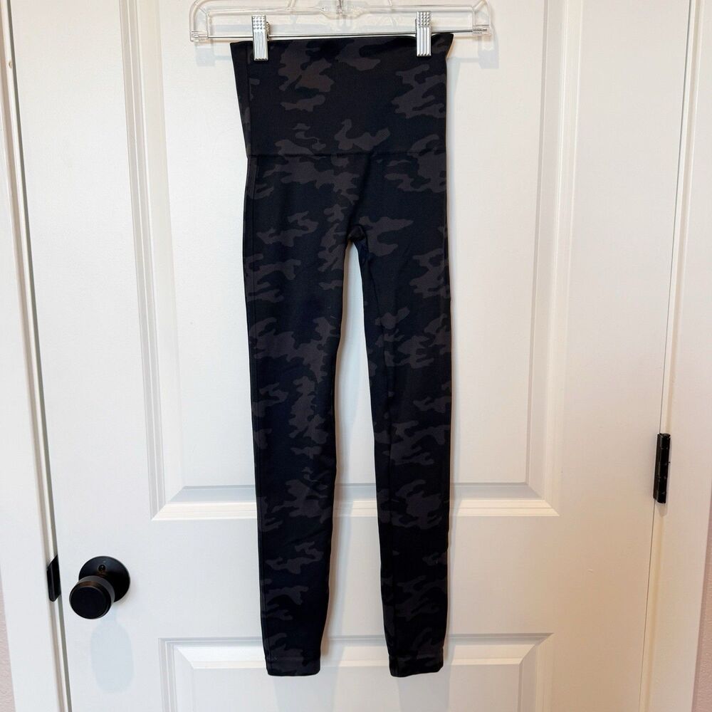 Spanx Womens Black Camo Seamless Leggings‎ Size Small High Waist Sculpting  ￼